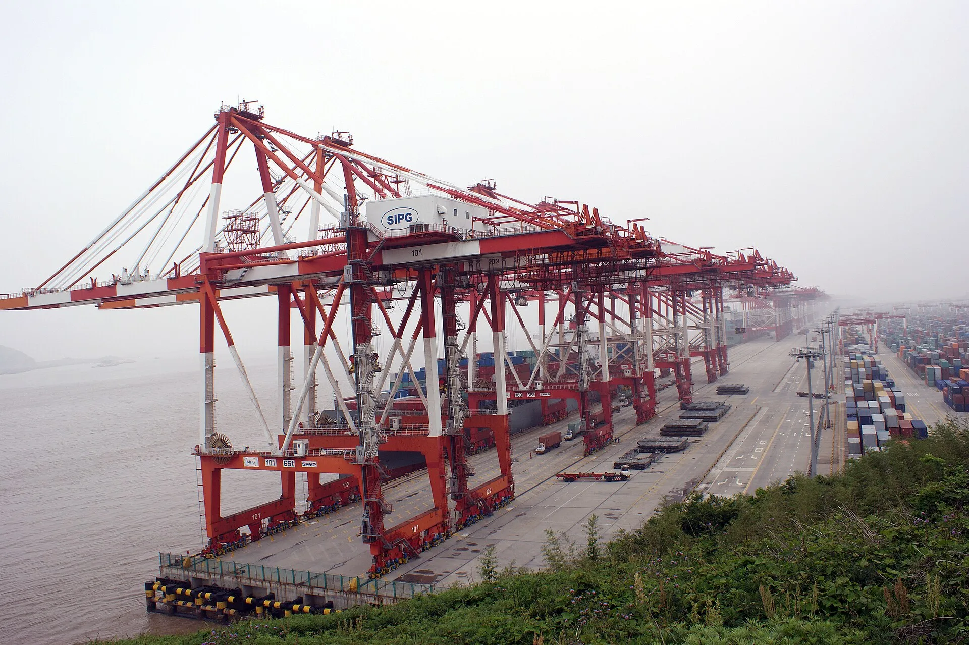 China - Shanghai-Yangshan-Port-Containers 2013-01