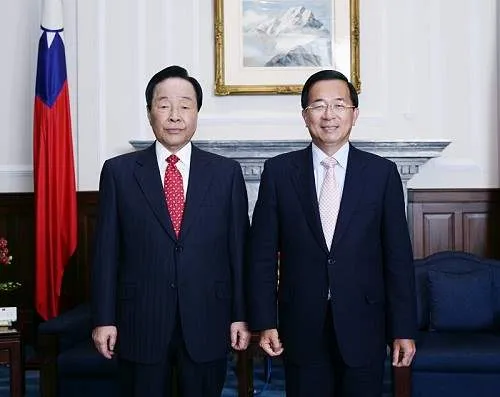 Former President of South Korea Kim Young-sam (left) with President of Taiwan Chen Shui-bian (2008)