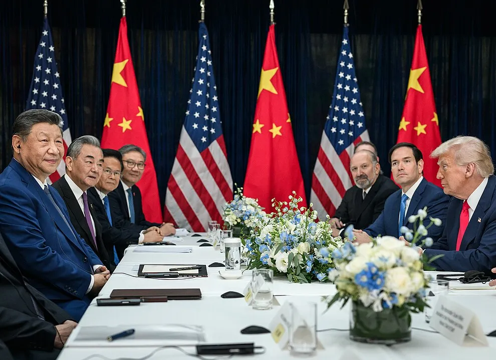 USA - China - Trump and Xi in 2025 - 1080px-President_Donald_Trump_participates_in_a_bilateral_meeting_with_Chinese_President_Xi_Jinping_at_the_Gimhae_International_Airport_terminal_(54890737150)